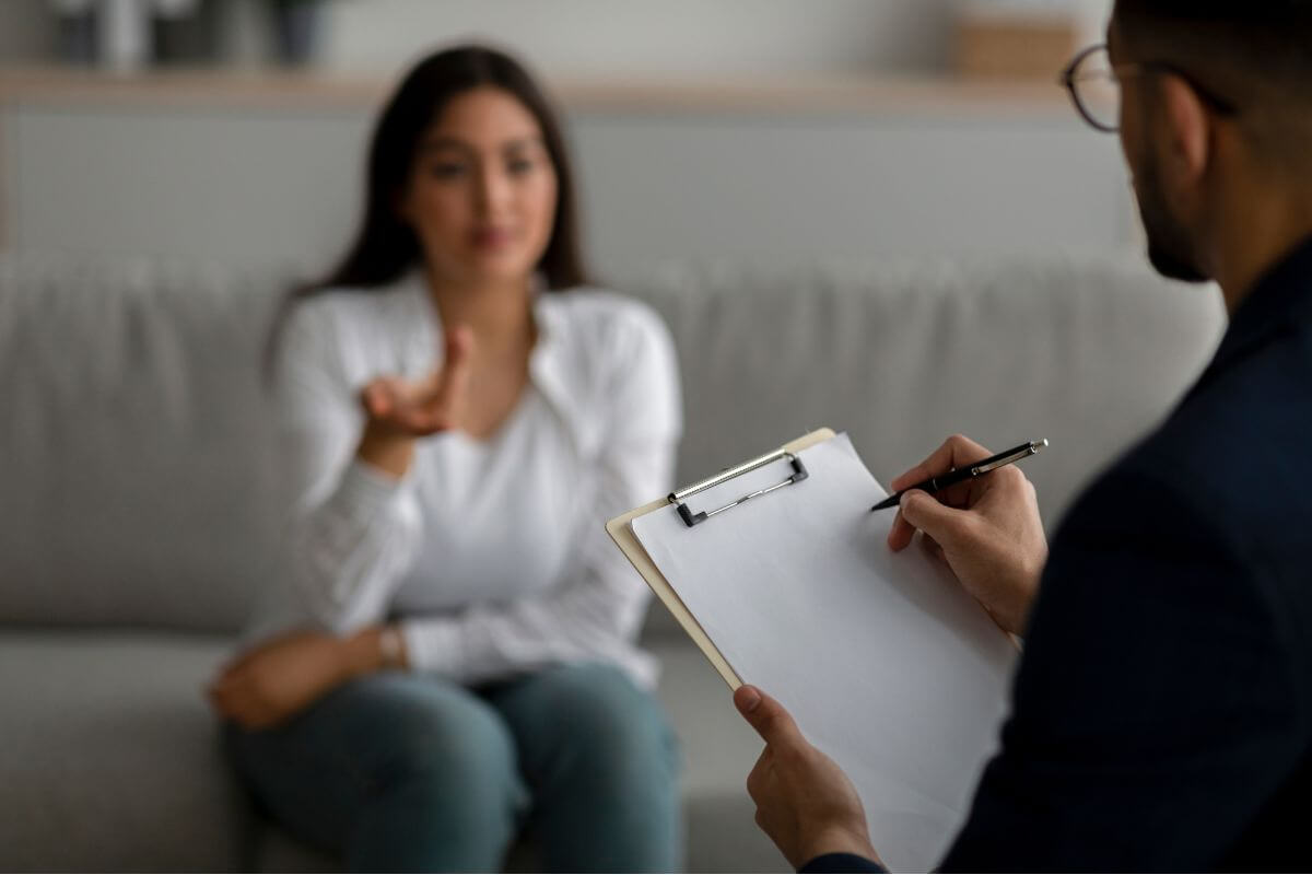 Ratgeber Klientin im Gespräch mit Heilpraktiker für Psychotherapie – psychotherapeutische Sitzung in Köln