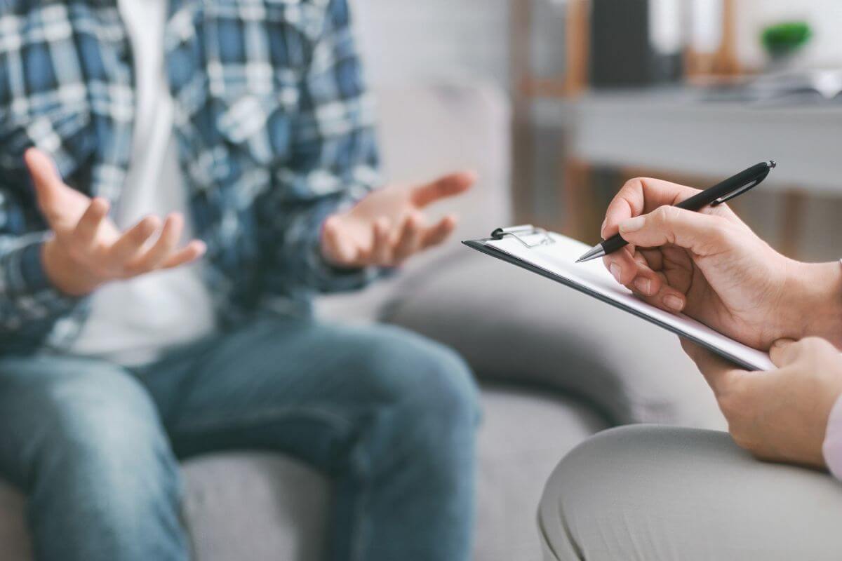 Ratgeber Therapiegespräch in einer Praxis für Psychotherapie in Köln – Klient spricht mit Heilpraktiker über Angststörungen und Wege zur Unterstützung